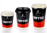 Due tazze beventi della carta di parete per il negozio del caffè, tazze di caffè asportabili con i coperchi