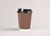 Elimini le tazze triple della parete con i coperchi, tazze di caffè di carta dell'ondulazione per bere caldo