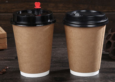 La tazza bevente marcante a caldo della carta/ha isolato le tazze di caffè eliminabili con i coperchi