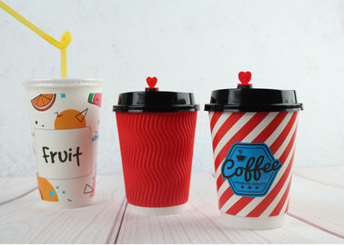 L'abitudine ha stampato le tazze di caffè/tazze calde isolate delle tazze/succo della bevanda